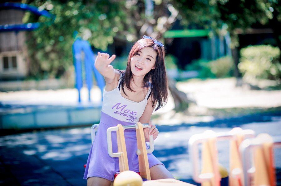 花一些时间，总会看清一些事。经历一些事情，总会看清一些人。不管爱情友情亲情，都是易碎品，一旦出现过裂缝，便很难恢复原貌；不论是谁对不起谁，那裂缝都如同两面刃，一面伤人一面伤己。一些事情，当我们年轻的时候，无法懂得，当我们懂得的时候，已不再年轻。